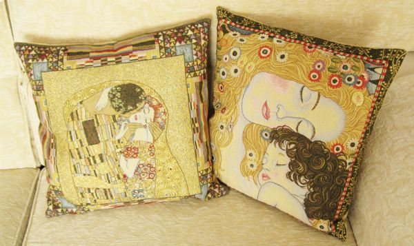 Phot of The Kiss By Gustav Klimt Tapestry Cushion I