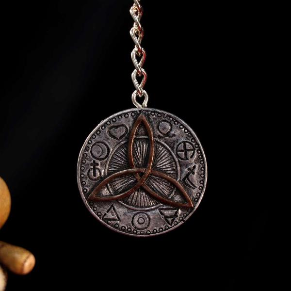 Photo #5 of product U5507T1 - Pack of 12 Dark Gothic Celtic Triquetra  Keyrings