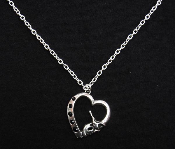 Photo of La Mort De Coeur Pendant