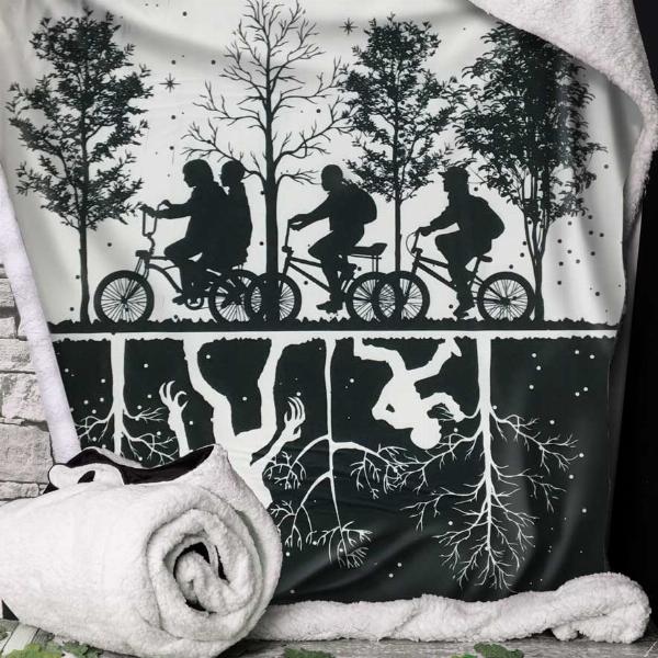 Photo #2 of product C6223W2 - Stranger Things Soft To Touch Throw 100*150cm